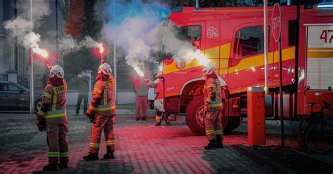 Złożony wóz strażacki zmieniający się w remizę z autkami