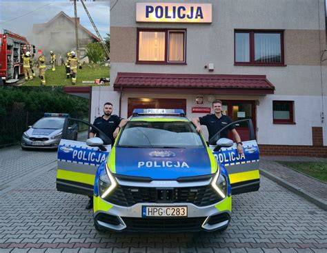 Policjanci zbierający dowody na miejscu podpalenia