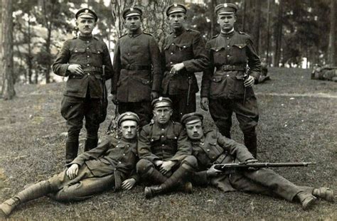 Historyczne zdjęcie remizy OSP Krzęcin z okresu międzywojennego lub wczesnego powojennego