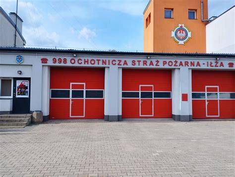 Zdjęcie głównej remizy OSP Krzęcin z widocznym placem przed budynkiem