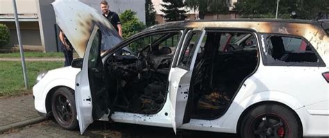 zdjęcie spalonego samochodu na parkingu