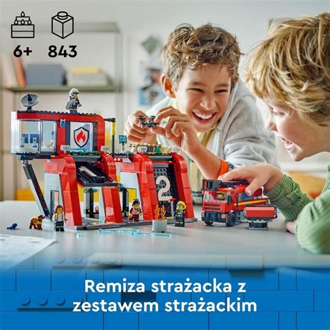 dziecko bawiące się wozem strażackim z sygnalizacją