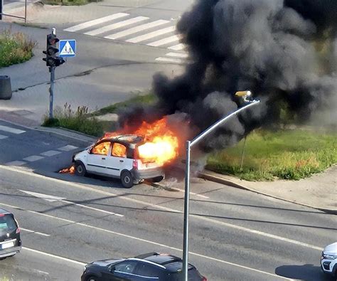 Zdjęcie przedstawiające płonący samochód lub kłęby dymu nad lasem