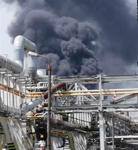 zdjęcie kłębów czarnego dymu nad zakładami petrochemicznymi w Szanghaju