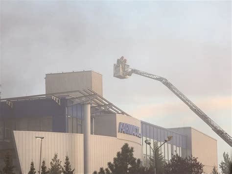 Słup dymu nad płonącym zakładem produkcyjnym części samochodowych - wizualizacja zagrożenia pożarowego