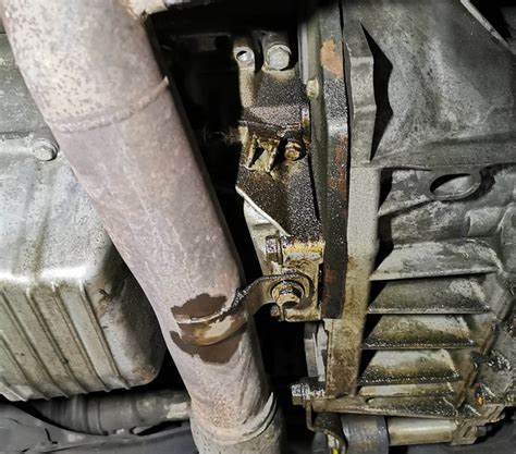 Ilustracja przedstawiająca wyciek oleju z silnika na gorący element układu wydechowego.