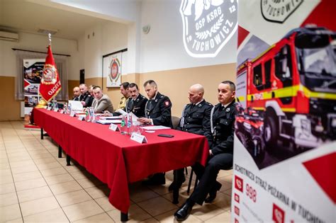 Schemat przedstawiający ścieżki sprawozdawcze: OSP z działalnością gospodarczą (KRS) vs OSP bez działalności gospodarczej (Urząd Skarbowy)