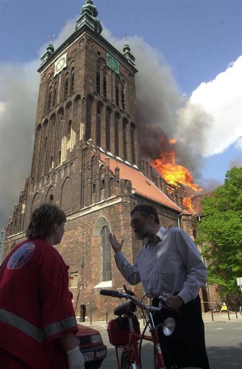Zdjęcie płonącego kościoła św. Katarzyny w Gdańsku
