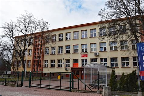 Zdjęcie historyczne lub współczesne budynku szkoły w Łączkach Kucharskich