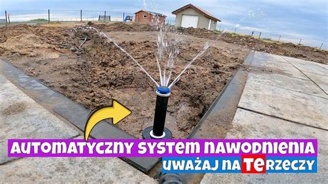 Pole uprawne z widocznym systemem nawadniania z wykorzystaniem węży strażackich