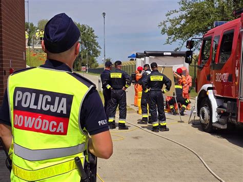 Zasmucone zdjęcie budynku z widocznymi służbami ratunkowymi i strażakami