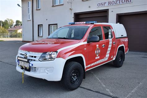 Zdjęcie specjalistycznego Pick-up'a Volkswagen Amarok OSP Dębowiec z widocznym wyposażeniem