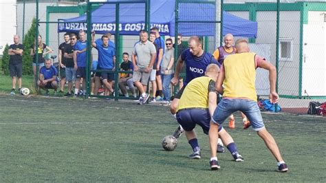 Zdjęcie przedstawiające halę sportową w Szczercowie lub strażaków grających w piłkę nożną