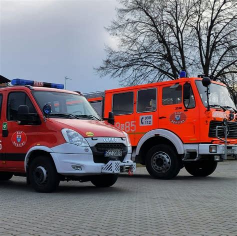 Zdjęcie grupowe rowerzystów na tle remizy OSP Stary Kocin przed startem