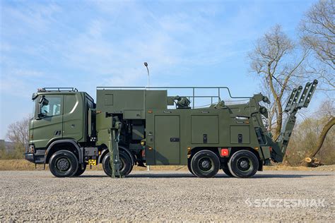 Zdjęcie ciężkiego pojazdu ewakuacji i ratownictwa technicznego na podwoziu Scania 8x8