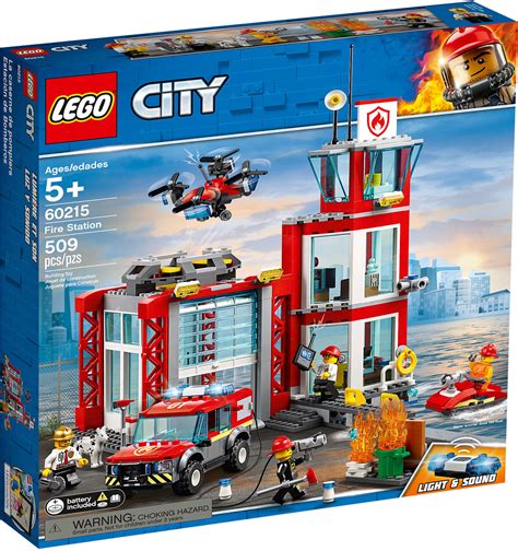 Wizualizacja dwupiętrowej remizy strażackiej LEGO City 60215 z garażem i wieżą