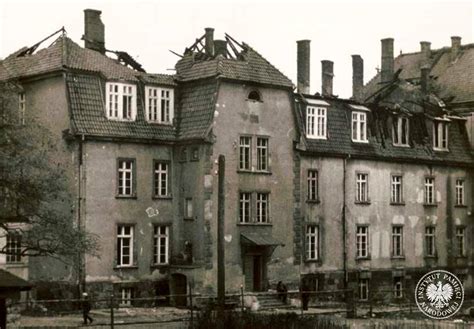 Zewnętrzny widok na szpital psychiatryczny w Górnej Grupie po pożarze, 1 listopada 1980 r.