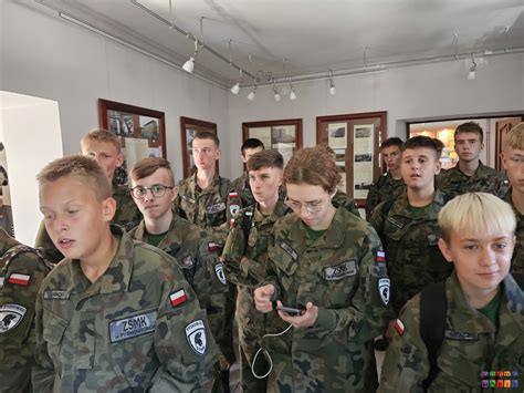 Młodzież w mundurach strażackich podczas zajęć szkolnych
