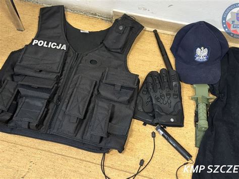 Uczeń w kamizelce taktycznej z atrapami wyposażenia