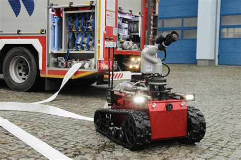 Robot gaśniczy w akcji podczas pożaru hali przemysłowej