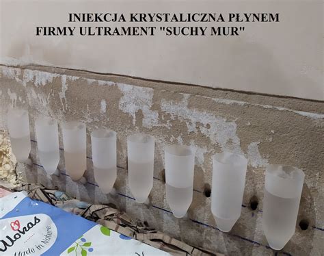 Zdjęcie przedstawiające proces iniekcji chemicznej w ścianie w celu zwalczania wilgoci