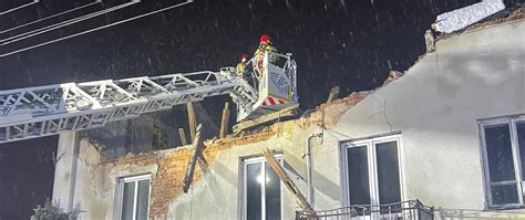 Zdjęcie przedstawiające zniszczenia po pożarze: zawalony dach, spalone konstrukcje, sterty kartonów