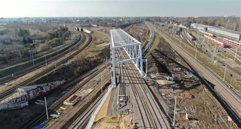 Zdjęcie przedstawiające budowę obrotnicy kolejowej w Karsznicach, w tle widoczny wiadukt, z drugiej połowy lat trzydziestych.