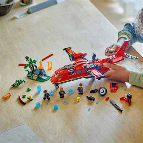 Zdjęcie LEGO City Strażackiego samolotu ratunkowego (60413) w akcji, zrzucającego wodę