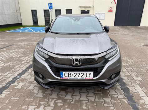 spalony samochód osobowy marki Honda przy zbiornikach z gazem