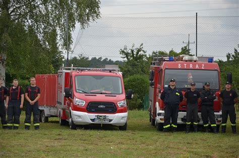 Zespołowa fotografia Orkiestry Dętej OSP Książ Wlkp. podczas występu