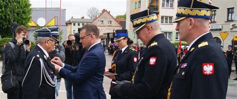Uroczysty przemarsz strażaków z orkiestrą dętą