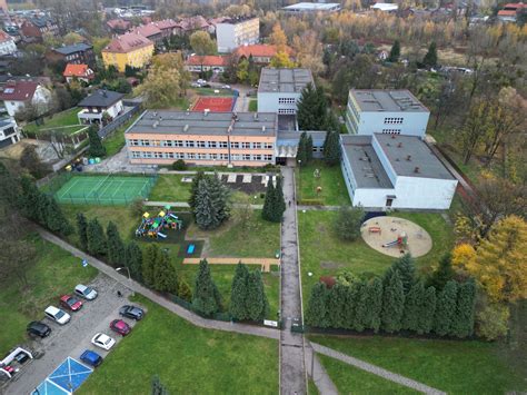 Historyczne zdjęcie lub rysunek dawnej Szkoły Podstawowej nr 6 w Jaworznie