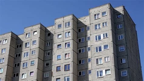 widok na blok mieszkalny z widocznymi śladami pożaru