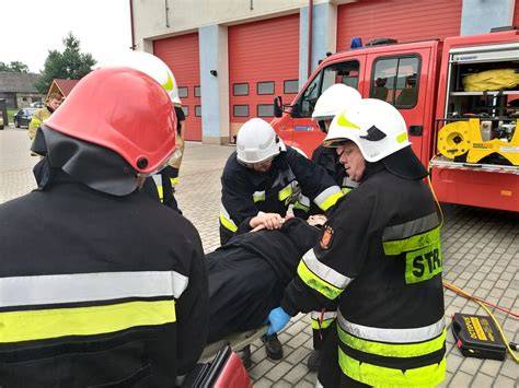 zdjęcie strażaków OSP w trakcie szkolenia z zakresu ratownictwa technicznego