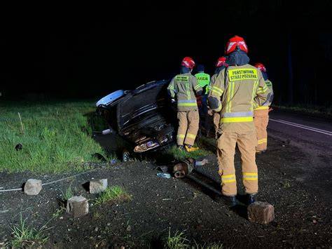 służby ratunkowe i policja na miejscu zdarzenia w nocy