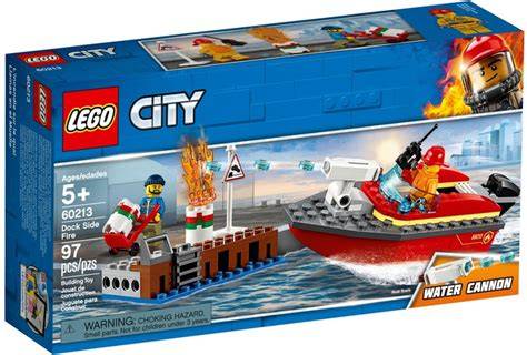 Zestaw klocków LEGO City 60213 Pożar w dokach, przedstawiający łódź straży pożarnej i fragment doków w akcji gaszenia ognia