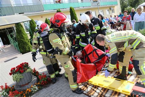 strażacy dogaszający pożar Domu Pomocy Społecznej