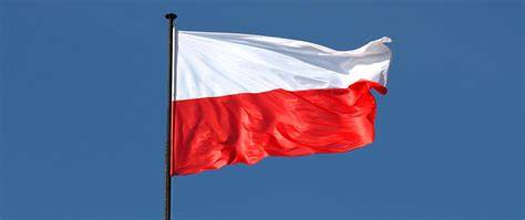 Szarfa biało-czerwona na tle flagi Polski, podkreślająca narodowe barwy