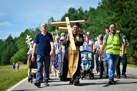 Współczesne zdjęcie odbudowanej cerkwi Przemienienia Pańskiego na Grabarce, z murami i krzyżami wotywnymi