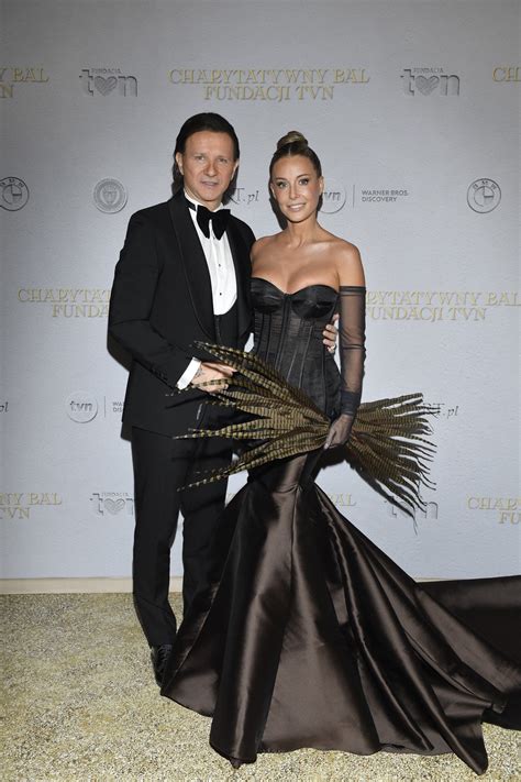 Grupa ludzi bawiąca się na balu charytatywnym