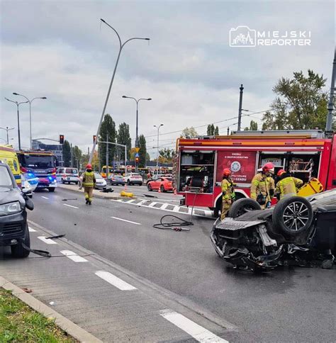 Strażacy na miejscu wypadku drogowego