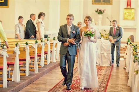 Para młoda na tle eleganckiej dekoracji ślubnej