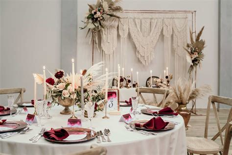 Zbliżenie na eleganckie detale dekoracji stołu weselnego