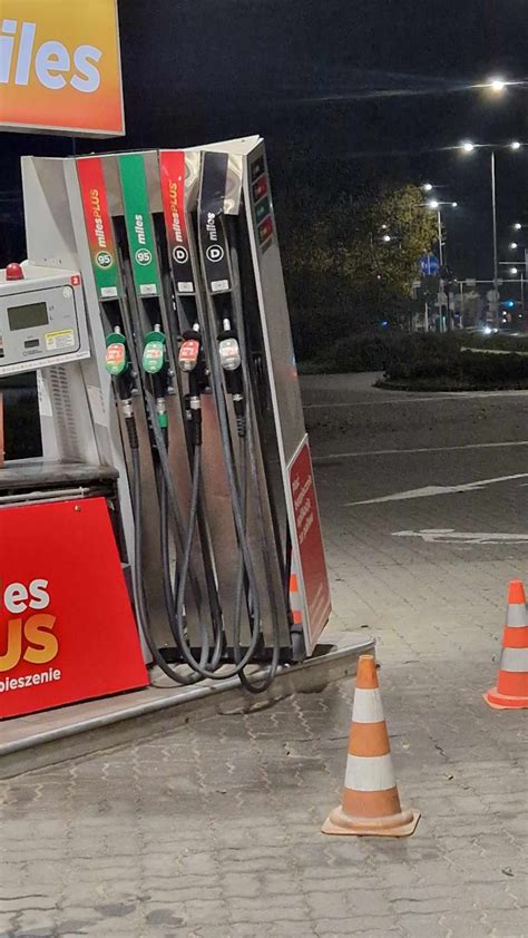 zdjęcie spalonego Mercedesa na stacji paliw w Oberhausen