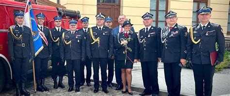 zdjęcie z uroczystości jubileuszowej OSP z pocztem sztandarowym i strażakami w odświętnych mundurach