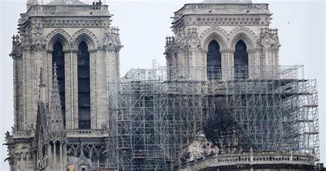Widok zniszczeń wewnątrz Katedry Notre Dame po pożarze
