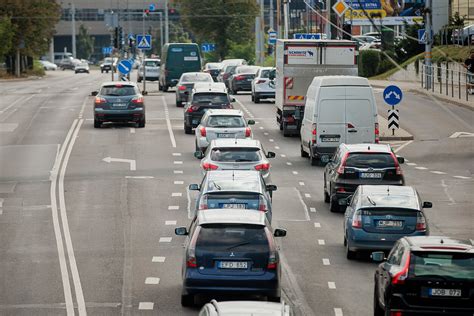 Tematyczne zdjęcie przedstawiające ulice Johannesburga, ruch drogowy i elementy miejskiego krajobrazu