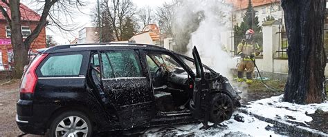 Zdjęcie zniszczonych pojazdów po pożarze na parkingu przy ul. Siennej