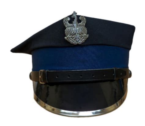 Zbliżenie na czapkę koszarową OSP z logo