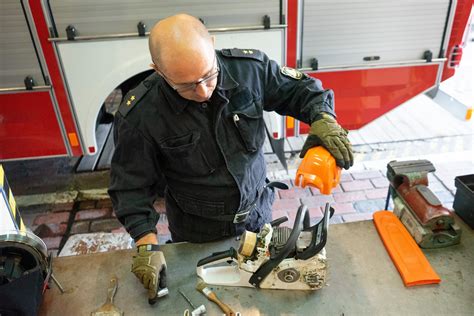 Mechanik sprawdzający silnik wozu strażackiego